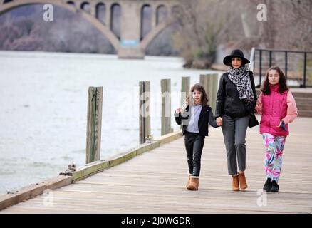 Mère et deux filles marchant sur la promenade du port de Washington, à Georgetown, Washington DC, États-Unis Banque D'Images