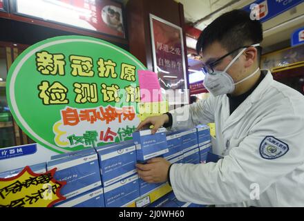 HANGZHOU, CHINE - 21 MARS 2022 - un employé d'une pharmacie place les réactifs de test d'antigène COVID-19 à Hangzhou, dans la province de Zhejiang, en Chine orientale, en mars Banque D'Images