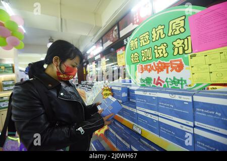 HANGZHOU, CHINE - le 21 MARS 2022 - Un citoyen se prépare à acheter des réactifs de test d'antigène COVID-19 dans une pharmacie à Hangzhou, en Chine orientale, dans le Zhejiang Provin Banque D'Images