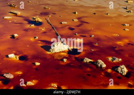 Un petit étang coloré avec de l'eau toxique et toxique dans une ancienne mine abandonnée Banque D'Images