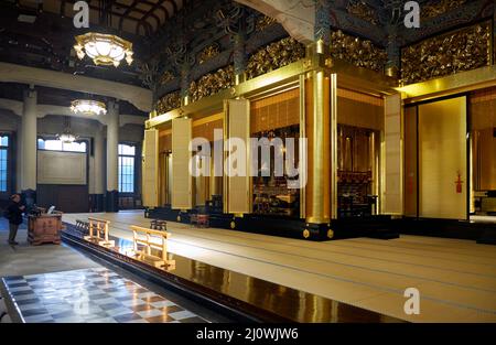 L'intérieur de la salle principale du temple bouddhiste Tsukiji Hongan-ji. Tokyo, Japon Banque D'Images