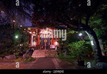 Petit sanctuaire local à Shibuya la nuit. Tokyo. Japon Banque D'Images