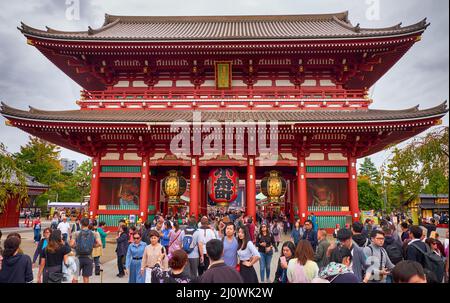 Les nombreux touristes en face de Hozomon se rendent au temple Sensoji Kannon. Asakusa, Tokyo. Japon Banque D'Images