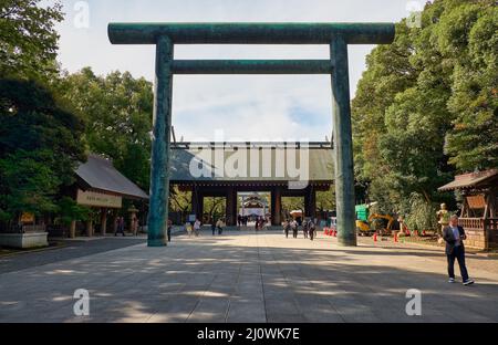 Sando, la route approchant le sanctuaire de Yasukuni à Chiyoda. Tokyo. Japon Banque D'Images