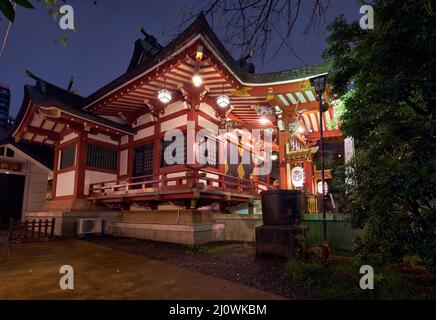 Petit sanctuaire local à Shibuya la nuit. Tokyo. Japon Banque D'Images