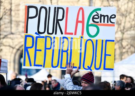 Paris, France. 20th mars 2022. L'illustration montre Jean-Baptiste Redde, alias Voltuan tenant une affiche lors d'une réunion importante du candidat de l'extrême gauche (la France Insoumettre, LFI) Après une marche pour 6th (VIème) République de la Bastille à la place de la République trois semaines avant le premier tour de l'élection présidentielle française, à Paris, France, le 20 mars 2022. Crédit : Victor Joly/Alamy Live News Banque D'Images