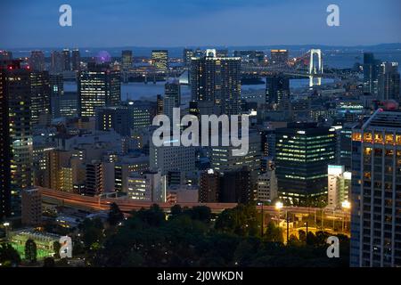 La vue nocturne de la baie de Tokyo avec le pont Rainbow. Mi Banque D'Images