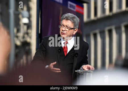 Paris, France. 20th mars 2022. Le candidat d'extrême gauche Jean-Luc Melenson (la France Insoumise, LFI) prononce un discours lors de sa réunion après une marche pour 6th (VIème) République de la Bastille à la place de la République, trois semaines avant le premier tour de l'élection présidentielle française, à Paris, en France, le 20 mars 2022. Crédit : Victor Joly/Alamy Live News Banque D'Images