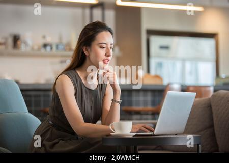 Belle femme chinoise travaille dans un café Banque D'Images