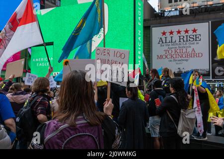 19 mars 2022, New York City, New York, États-Unis: Les Américains ukrainiens se sont rassemblés devant les officiers de l'UNICEF, puis ils ont marché à Fox News et se sont retrouvés à Times Square. Les femmes et les mères ont porté des poupées de bébé enveloppées dans des couvertures colorées rouges représentant la tragédie de l'enfant en Ukraine à cause de l'invasion russe. (Image de crédit : © Steve Sanchez/Pacific Press via ZUMA Press Wire) Banque D'Images