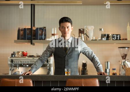 Portrait du jeune homme chinois au bar Banque D'Images