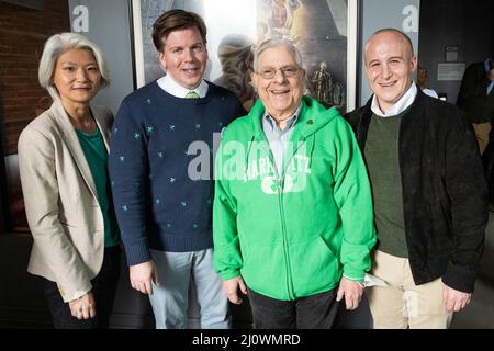 New York, États-Unis. 20th mars 2022. (G-D) Iwen Chu, candidat au Sénat de l'État de New York, membre de l'Assemblée de New York, Robert Carroll, l'ancien président du quartier de Brooklyn, Marty Markowitz, et l'ancien membre du Congrès et candidat courant au Congrès Max Rose, assistent au déjeuner de la Saint-Patty de Robert Carroll à Nitehawk Prospect Park à Brooklyn, New York, le 20 mars 2022. (Photo de Gabriele Holtermann/Sipa USA) crédit: SIPA USA/Alay Live News Banque D'Images