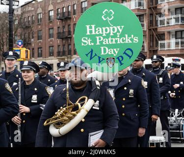 New York, États-Unis. 20th mars 2022. La NYPD Marching Band participe à la St. Patrick's Day Parade dans le quartier Park Slope de Brooklyn, New York, le 20 mars 2022. ((photo de Gabriele Holtermann/Sipa USA) crédit: SIPA USA/Alay Live News Banque D'Images