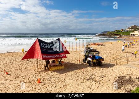 South Curl Curl Beach à Sydney et surf sauvetage tente d'ombre et buggy de plage, avec activités de nippers pour enfants, Nouvelle-Galles du Sud, Australie Banque D'Images