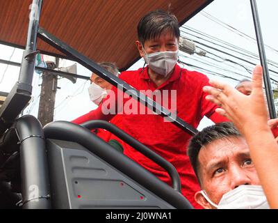 L'ancien sénateur Ferdinand 'Bongbong' Marcos Jr. Se rendit de la main à un partisan. Bongbong Marcos Jr. Visite les villes de Navotas et Malabo, dans le cadre des sorties de campagne de UniTeam dans le nord du Grand Manille. Il est le seul fils de l'ancien homme fort philippin, le président Ferdinand Marcos Sr. Et l'ancienne première dame Imelda Romualdez Marcos. BBM, un acronyme de Marcos Jr., est en train d'obtenir le siège le plus élevé du pays, la présidence. Alors qu'il garde sa tête dans les sondages d'opinion, son rêve est de fournir un leadership unificateur au pays s'il gagne. Banque D'Images