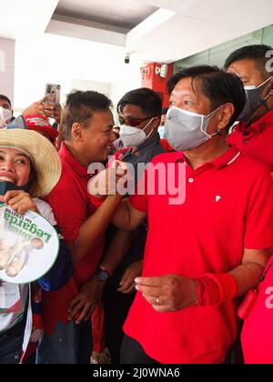 Les partisans sont enthousiastes à l'idée de rencontrer l'aspirant présidentiel Bongbong Marcos Jr. Bongbong Marcos Jr. Visite les villes de Navotas et Malabo, dans le cadre des sorties de campagne d'UniTeam dans le nord du Grand Manille. Il est le seul fils de l'ancien homme fort philippin, le président Ferdinand Marcos Sr. Et l'ancienne première dame Imelda Romualdez Marcos. BBM, un acronyme de Marcos Jr., est en train d'obtenir le siège le plus élevé du pays, la présidence. Alors qu'il garde sa tête dans les sondages d'opinion, son rêve est de fournir un leadership unificateur au pays s'il gagne. Banque D'Images