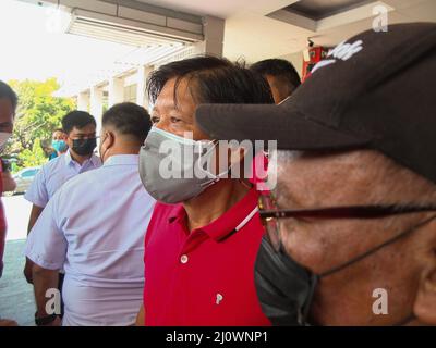 L'aspirant présidentiel Ferdinand « Bongbong » Marcos Jr. Quitte l'hôtel de ville de Navotas. Bongbong Marcos Jr. Visite les villes de Navotas et Malabo, dans le cadre des sorties de campagne de UniTeam dans le nord du Grand Manille. Il est le seul fils de l'ancien homme fort philippin, le président Ferdinand Marcos Sr. Et l'ancienne première dame Imelda Romualdez Marcos. BBM, un acronyme de Marcos Jr., est en train d'obtenir le siège le plus élevé du pays, la présidence. Alors qu'il garde sa tête dans les sondages d'opinion, son rêve est de fournir un leadership unificateur au pays s'il gagne. (Photo de Josefiel Rivera/SOPA Images/Sipa U Banque D'Images