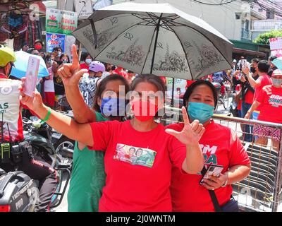 Les femmes soutenant Bongbong Marcos Jr vu clignoter leur signe V. Bongbong Marcos Jr. Visite les villes de Navotas et Malabo, dans le cadre des sorties de campagne de UniTeam dans le nord du Grand Manille. Il est le seul fils de l'ancien homme fort philippin, le président Ferdinand Marcos Sr. Et l'ancienne première dame Imelda Romualdez Marcos. BBM, un acronyme de Marcos Jr., est en train d'obtenir le siège le plus élevé du pays, la présidence. Alors qu'il garde sa tête dans les sondages d'opinion, son rêve est de fournir un leadership unificateur au pays s'il gagne. (Photo de Josefiel Rivera/SOPA Images/Sipa USA) Banque D'Images