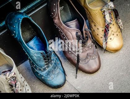 PIENZA, TOSCANE, ITALIE - 19 MAI : Chaussures dans la rue de Pienza le 19 mai 2013 Banque D'Images