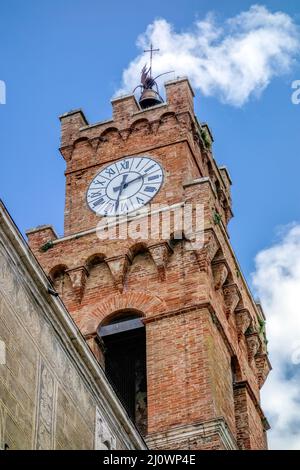 PIENZA, TOSCANE, ITALIE - MAI 19 : Tour de l'horloge de Pienza en Toscane le 19 mai 2013 Banque D'Images