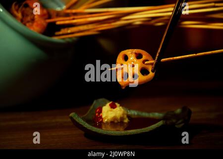 Cuisine traditionnelle de rue du Sichuan 'Chuanchuan' Banque D'Images