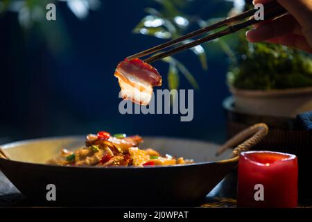 Cuisine chinoise, viande sautée frite avec pousses de bambou Banque D'Images