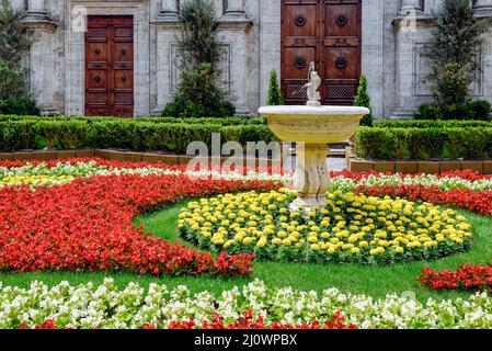 PIENZA, TOSCANE, ITALIE - MAI 18 : exposition florale à l'extérieur de la cathédrale de Pienza, Toscane, Italie, le 18 mai 2013 Banque D'Images
