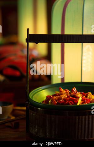 Cuisine chinoise, cubes de poulet avec piments rouges et opéra de Pékin Banque D'Images