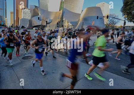 Los Angeles, États-Unis. 21st mars 2022. Les coureurs participent au Marathon de Los Angeles 37th à Los Angeles, aux États-Unis, le 20 mars 2022. Credit: Xinhua/Alay Live News Banque D'Images