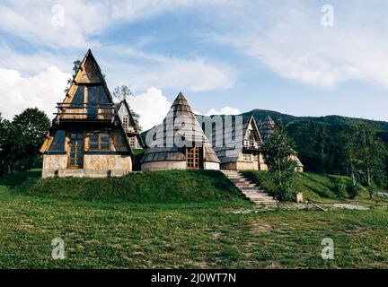 Maisons triangulaires et en forme de cône dans le nord du Monténégro Banque D'Images
