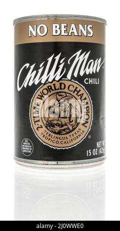 Winneconne, WI -19 Mars 2021: Une CAN de Chili homme Chili Chili sur un fond isolé Banque D'Images