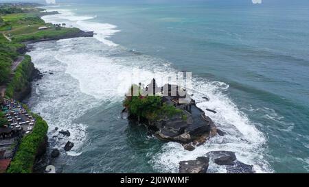 Vue aérienne sur le magnifique temple hindou de Tanah Lot Balinese et la côte spectaculaire près de Canggu à Bali en Indonésie Banque D'Images