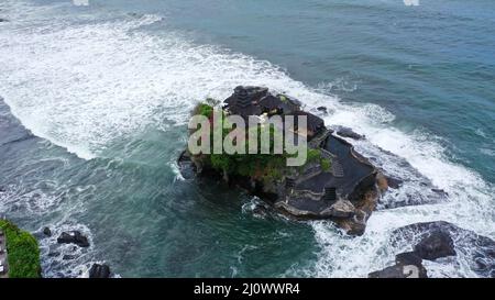 Vue aérienne sur le magnifique temple hindou de Tanah Lot Balinese et la côte spectaculaire près de Canggu à Bali en Indonésie Banque D'Images