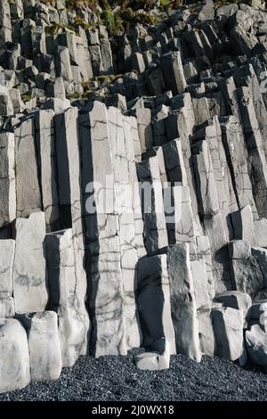 Colonnes de piliers de roche de basalte à la plage de Reynisfjara près de Vik, Islande du Sud. Formations géologiques volcaniques uniques. Pierre naturelle t Banque D'Images