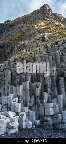 Colonnes de piliers de roche de basalte à la plage de Reynisfjara près de Vik, Islande du Sud. Formations géologiques volcaniques uniques. Pierre naturelle t Banque D'Images