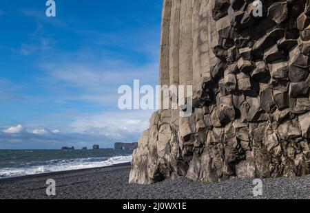 La célèbre plage de sable noir, le mont Reynisfjall et les pittoresques colonnes de Basalt, Vik, Islande du Sud. Le cap Dyrholaey et la roche Banque D'Images