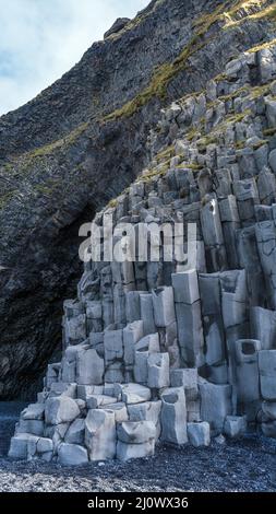 Colonnes de piliers de roche de basalte à la plage de Reynisfjara près de Vik, Islande du Sud. Formations géologiques volcaniques uniques. Pierre naturelle t Banque D'Images