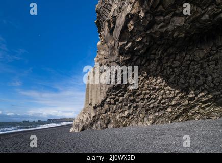 La célèbre plage de sable noir, le mont Reynisfjall et les pittoresques colonnes de Basalt, Vik, Islande du Sud. Le cap Dyrholaey et la roche Banque D'Images