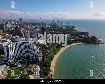 Coucher de soleil sur la plage confortable Pattaya Thaïlande , vue sur la plage de drone pendant le coucher de soleil à Pattaya Thaïlande Banque D'Images