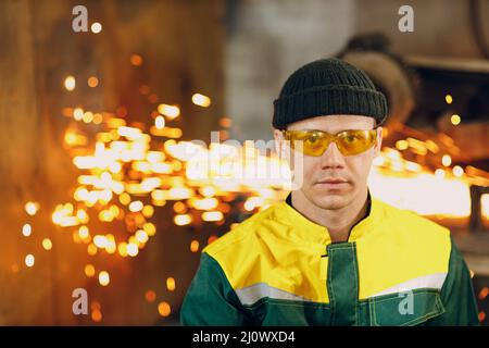 Portrait de l'homme l'ingénieur porte des lunettes de protection uniformes à l'usine de construction de métal d'Steel Factory Banque D'Images