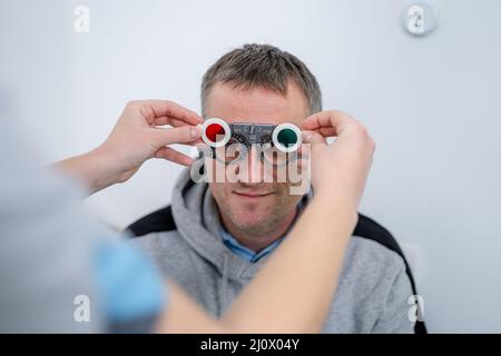 Examen de la vision du patient. Examen oculaire. Optométriste vérifiant la vue du patient et la correction de la vision. Patient en cours de vérification de la vision Banque D'Images