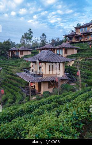 Lever du soleil à Lee vin Rak Thai, colonie chinoise, Mae Hong son, Thaïlande, magnifique paysage pendant le lever du soleil au village chinois AMO Banque D'Images