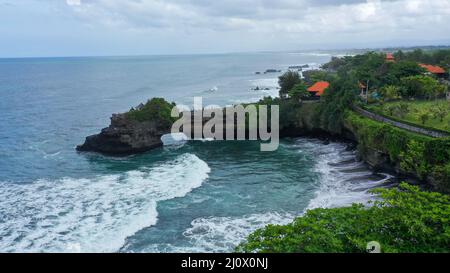 Vue magnifique sur les drone du célèbre Batu Bolong et du temple Tanah Lot, Bali Ouest Banque D'Images