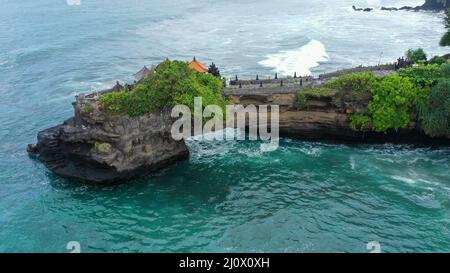 Pura Batu Bolong Temple sur le pont de formation rocheuse, Tabanan, Bali, Indonésie. Ce petit temple hindou situé à une courte distance au nord de Pura Tanah Lot Banque D'Images