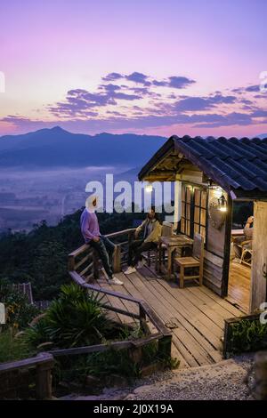 Phu Langka au lever du soleil Nord de la Thaïlande dans les montagnes, vue sur le paysage le matin du parc forestier de Phu Langka à Phaya Banque D'Images