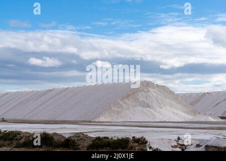 Vue détaillée de grandes collines de sel de mer industriel dans les mines de sel de Santa Pola en Espagne Banque D'Images