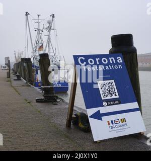 Panneau Corona test rapide au port de pêche de Cuxhaven Banque D'Images