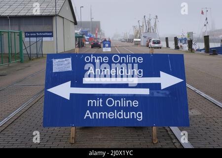 Panneau pour le test rapide de Corona au port de pêche de Cuxhaven Banque D'Images