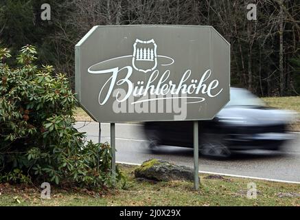 PRODUCTION - 20 février 2022, Bade-Wurtemberg, Bühl: Sur la Schwarzwaldhochstraße, l'autoroute fédérale 500, il y a un panneau avec les mots Bühlerhöhe. (À dpa 'Château, Château dans l'air, Belle au sommeil: Deux monuments dans l'incertitude') photo: Uli Deck/dpa Banque D'Images