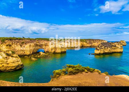 Les rochers forment des arches pittoresques Banque D'Images